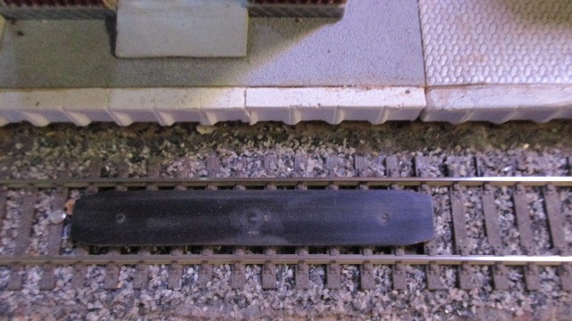 Ein Gleis wurde nachgerüstet mit einer Entkupplungsvorrichtung